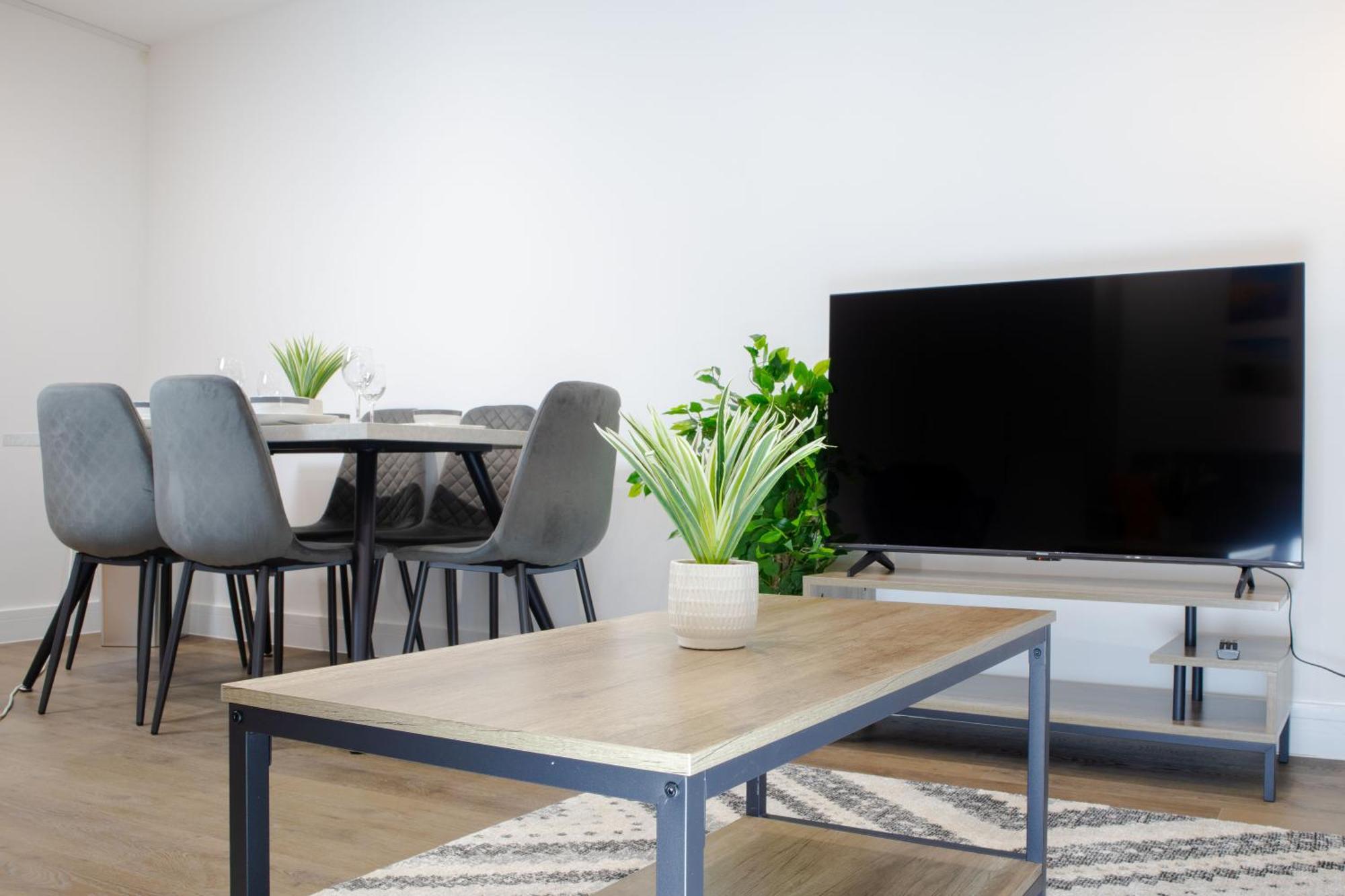Central 2 Bed 2 Bath Apartment Near Brighton College, Beach, Hospital - Long Stay Offers Kültér fotó