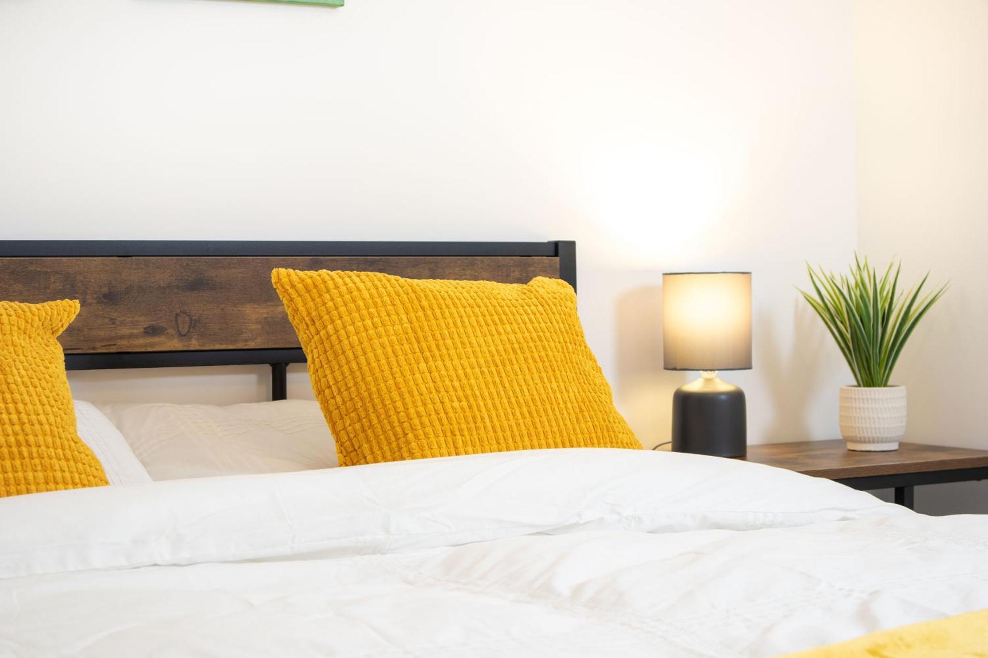 Central 2 Bed 2 Bath Apartment Near Brighton College, Beach, Hospital - Long Stay Offers Kültér fotó