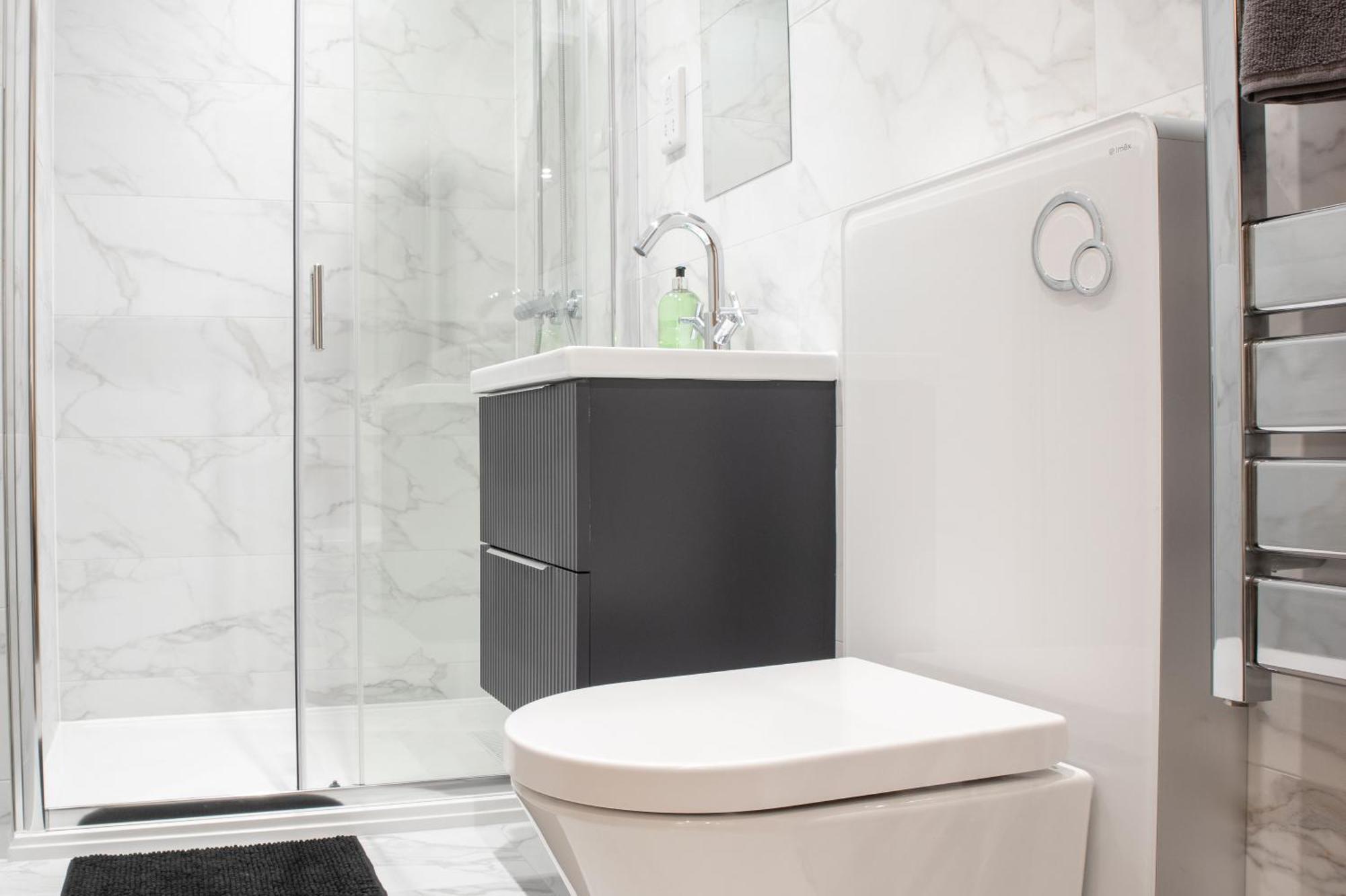 Central 2 Bed 2 Bath Apartment Near Brighton College, Beach, Hospital - Long Stay Offers Kültér fotó