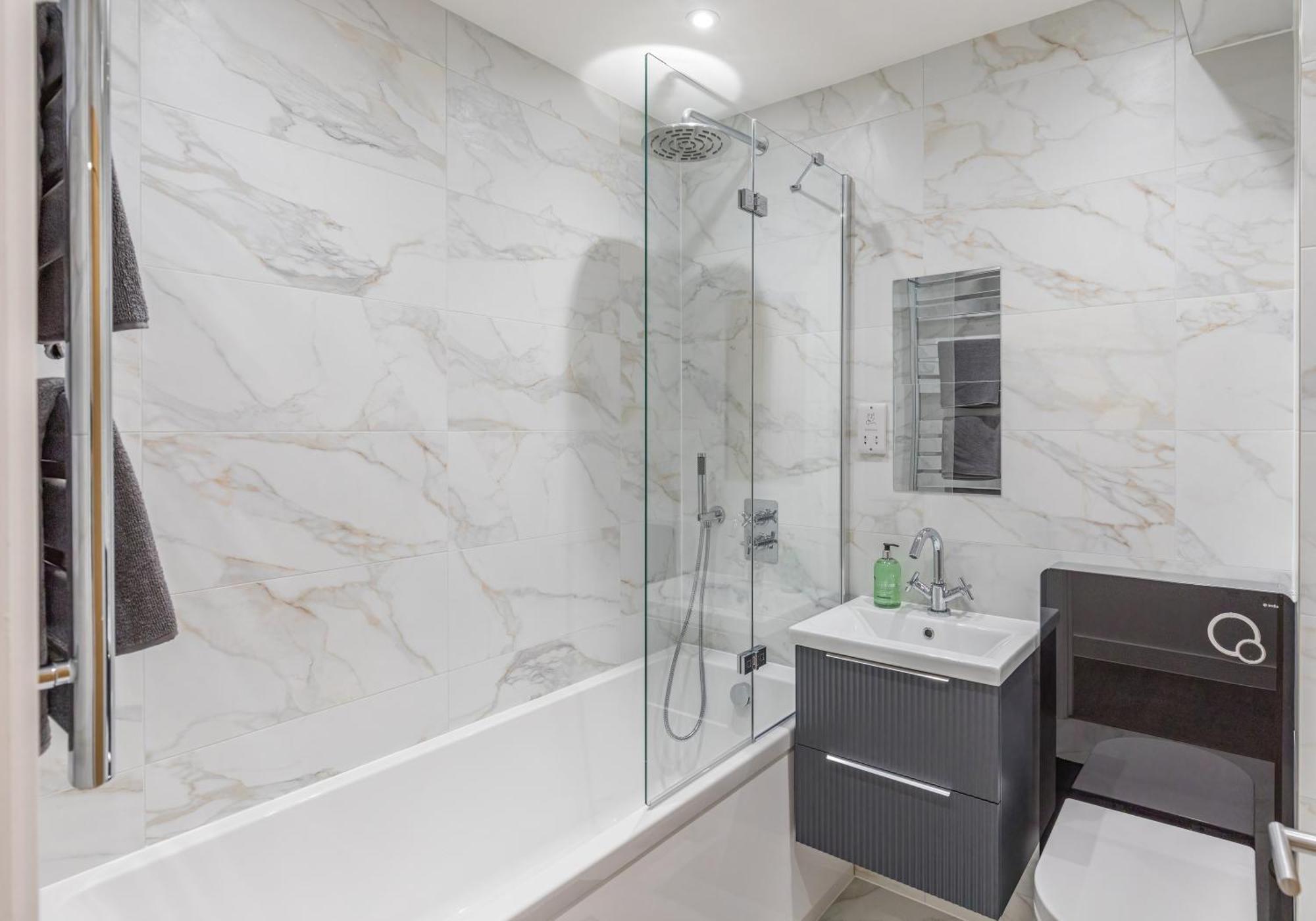Central 2 Bed 2 Bath Apartment Near Brighton College, Beach, Hospital - Long Stay Offers Kültér fotó