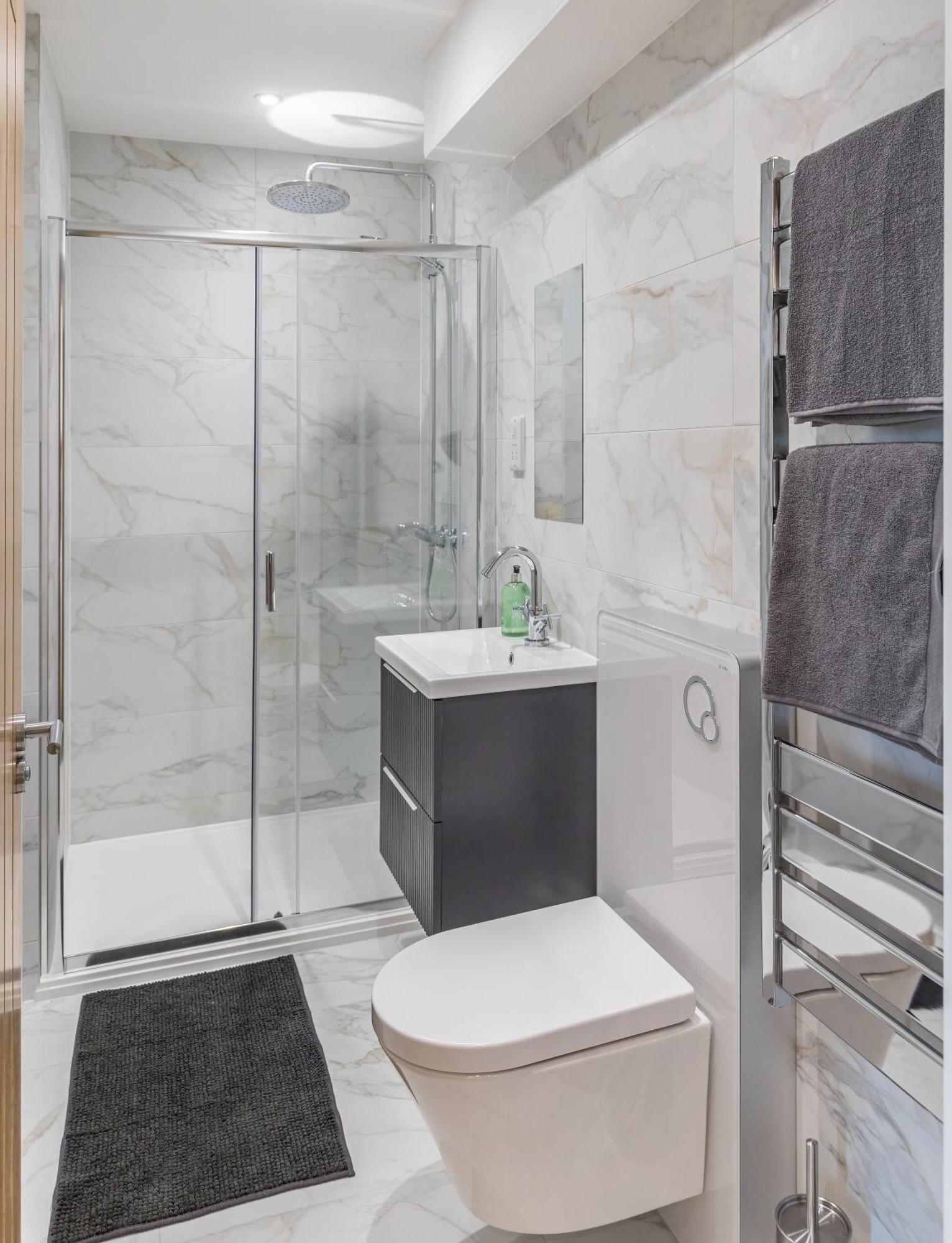 Central 2 Bed 2 Bath Apartment Near Brighton College, Beach, Hospital - Long Stay Offers Kültér fotó