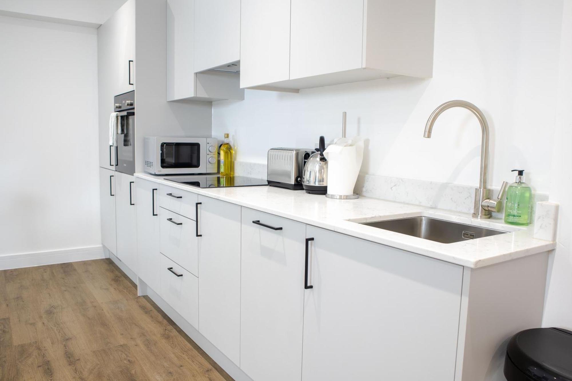 Central 2 Bed 2 Bath Apartment Near Brighton College, Beach, Hospital - Long Stay Offers Kültér fotó