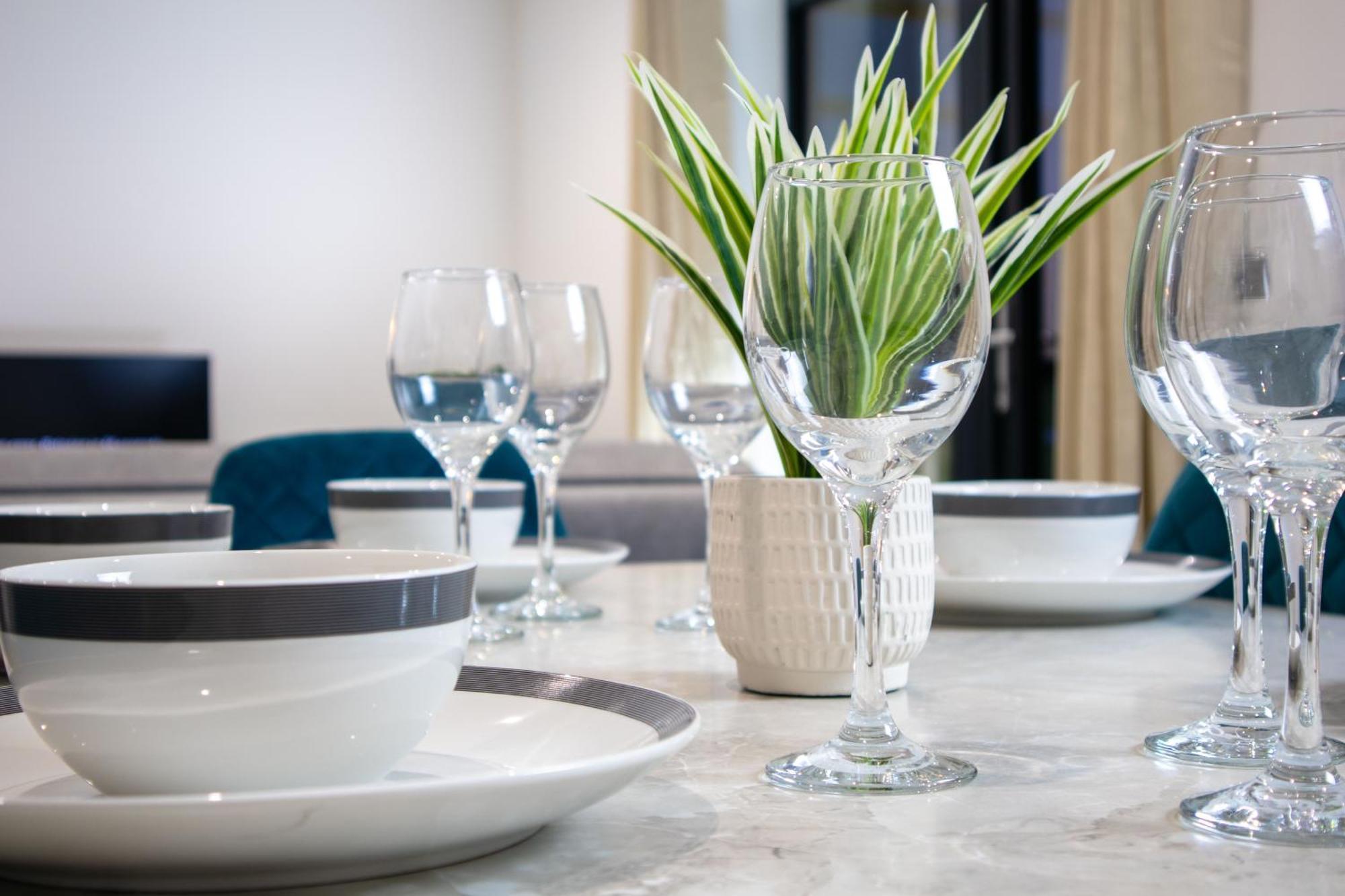Central 2 Bed 2 Bath Apartment Near Brighton College, Beach, Hospital - Long Stay Offers Kültér fotó