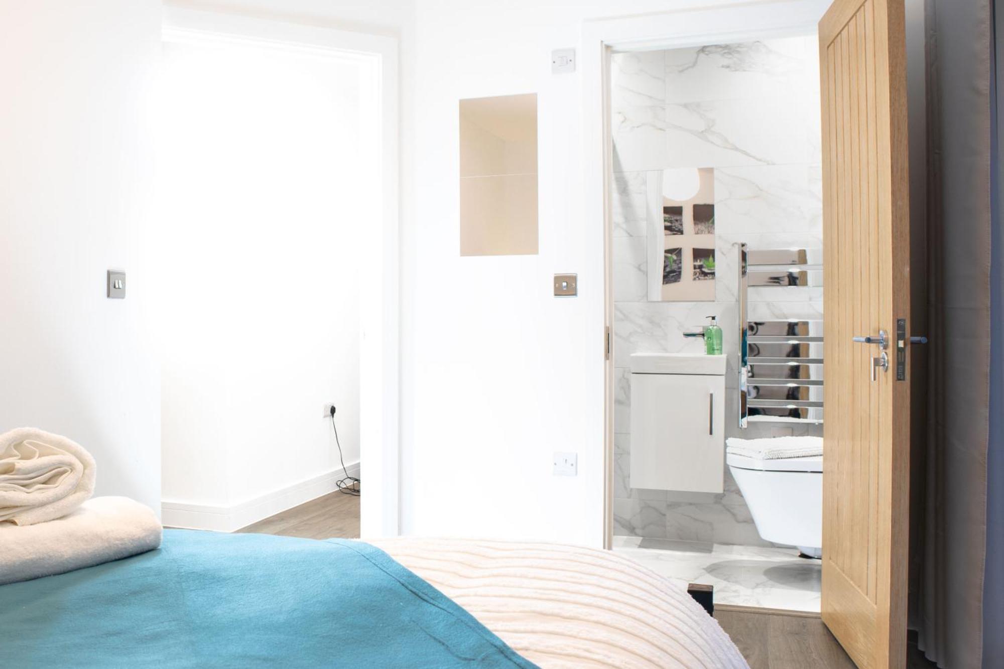 Central 2 Bed 2 Bath Apartment Near Brighton College, Beach, Hospital - Long Stay Offers Kültér fotó